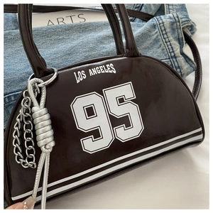 Détail du sac cabas marron avec imprimé Los Angeles 95 et breloque chaîne argentée