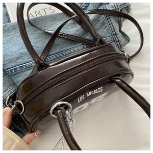 Détail du sac bowling en cuir verni marron foncé avec imprimé vintage Los Angeles 95