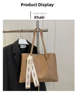 Détail du sac cabas kaki en cuir texturé avec ruban de soie à imprimé fashion