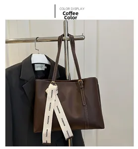 Vue détaillée du sac cabas en cuir café avec ruban mode et bandoulière réglable