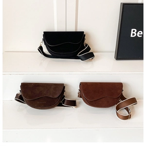 Détails de trois sacs selle mats en noir, marron foncé et caramel avec bandoulière