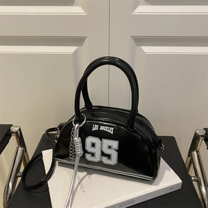 Sac fourre-tout en cuir verni noir brillant avec imprimé sport Los Angeles 95 et anses
