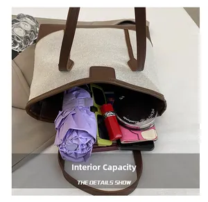 Détail de l'intérieur spacieux d'un sac cabas beige avec des finitions en cuir brun