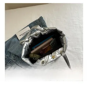 Vue de dessus du grand sac cabas argenté matelassé montrant sa capacité de rangement interne