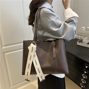 Grand sac cabas marron en cuir avec foulard en soie et surpiqûres blanches tendance