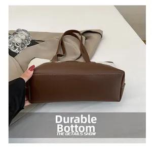 Détail du fond en cuir marron durable avec coutures fines sur un grand sac fourre-tout