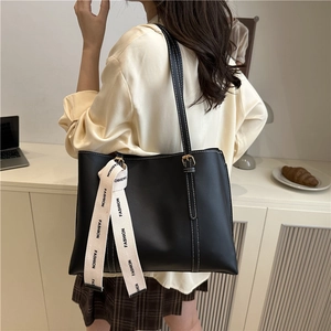 Grand sac cabas en cuir noir avec surpiqûres blanches et ruban décoratif à la mode