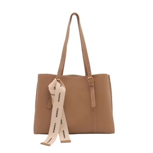Grand sac cabas marron en similicuir pour femme avec foulard décoratif en soie sur l'anse