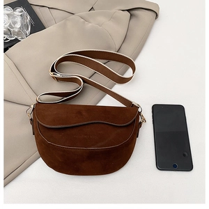 Vue détaillée du sac besace en daim marron avec bordure ondulée et bandoulière