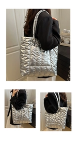 Détails d'un sac cabas argenté métallisé matelassé avec un design carré bouffant spacieux
