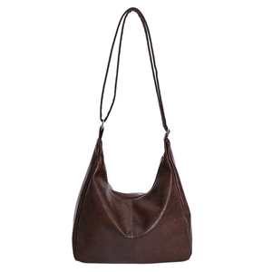 Minimalistische dunkelbraune Hobo-Tasche mit Vintage-Textur und Trageriemen