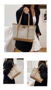 Détail du sac cabas bicolore en toile et cuir marron avec de longues poignées