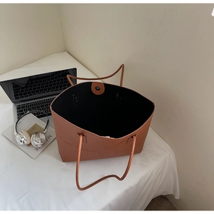Grande borsa tote marrone con goffratura TOTE BAG e chiusura magnetica sulla scrivania