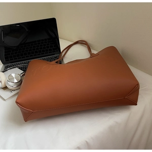 Borsa tote in pelle marrone con scritta TOTE BAG in rilievo e accessori da ufficio