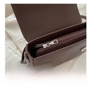 Détail de la fermeture éclair et du fermoir magnétique du sac boîte en cuir