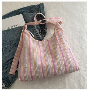 Gros plan détaillé du sac cabas en toile rayée avec fermeture éclair et texture