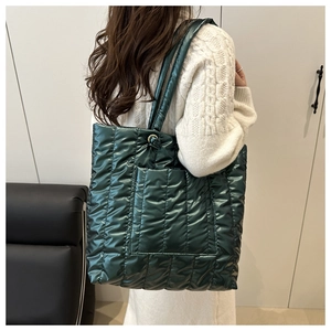 Détail du grand sac cabas matelassé vert foncé avec texture moelleuse et poche avant