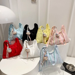 Grand Sac Hobo En Toile Rayée Sac À Épaule Style Coréen Sac Bandoulière Décontracté Avec Pendentif En Peluche