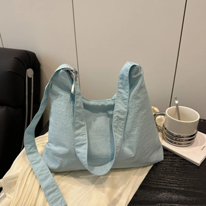 Sac fourre-tout plissé bleu clair minimaliste avec large bandoulière pour le quotidien