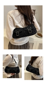 Détail du sac baguette noir à imprimé léopard avec boucles argentées et bandoulière chaîne