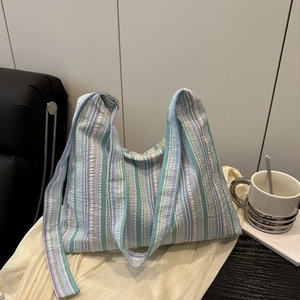 Sac hobo rayé en seersucker bleu et violet pour un usage quotidien décontracté