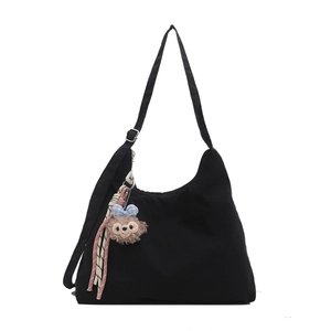 Sac à bandoulière noir minimaliste avec charme ShellieMay en peluche et sangle tressée