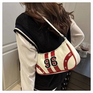 Modella che indossa borsa vintage bianca con strisce rosse e ricamo con numero 96