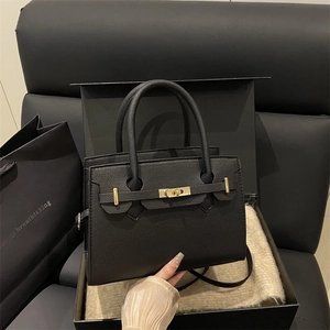 Elegante borsa tote in pelle nera a grana con dettagli dorati e confezione regalo