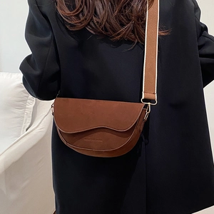 Sacoche marron en daim avec bandoulière large et texte de mode embossé pour femme