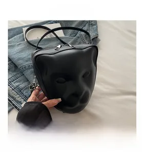 Vue macro du sac bandoulière en forme de tête de chat 3D avec fermeture éclair double