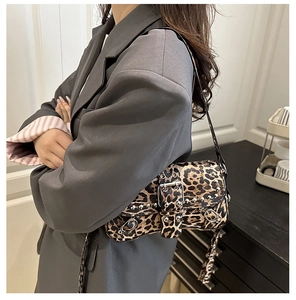 Détail du sac léopard avec clous métalliques et bandoulière à boucle de ceinture rétro