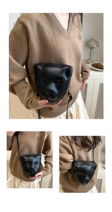 Détail d'un sac bandoulière tête de léopard 3D en cuir noir mat avec fermeture éclair