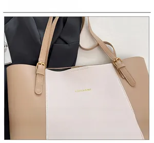 Détail d'un sac cabas bicolore avec logo doré FASHION&BAG et bandoulière réglable