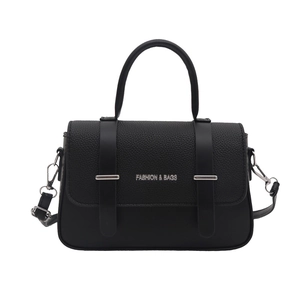 Sac bandoulière en cuir noir classique avec détails argentés et lettrage mode