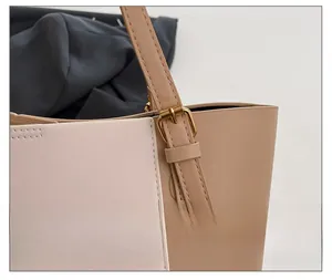 Détail du cabas en cuir PU contrasté avec boucle métallique dorée et logo N & BAG