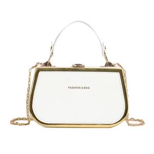 Sac à main trapèze blanc élégant avec bandoulière chaîne dorée et texte mode