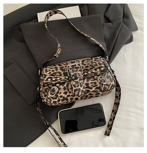 Détail du sac léopard avec clous argentés et boucles de style punk Y2K tendance