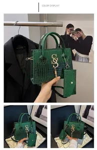 Bolso de mano verde de piel con relieve de cocodrilo, mini estuche y hebilla dorada
