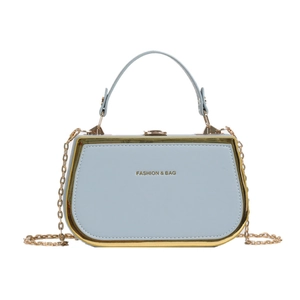 Petit sac à main bleu clair structuré avec chaîne dorée et poignée élégante