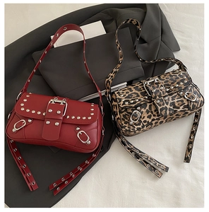 Détails des sacs en cuir bordeaux et imprimé léopard avec rivets et œillets métalliques