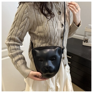 Sac bandoulière détaillé en forme de tête de léopard 3D noir en similicuir texturé lisse