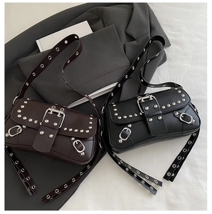 Détail de sacs bandoulière style punk avec rivets argentés et boucles en métal