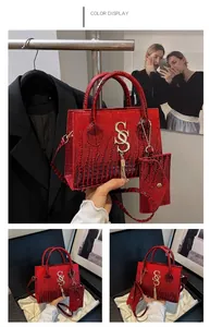 Bolso bandolera rojo de cocodrilo con correa desmontable y estuche pequeño en caja