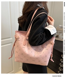 Sac fourre-tout rose avec imprimé lapin, coutures en losange et cordons de serrage