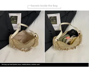 Détail de la capacité intérieure du sac baguette tissé beige avec charms décoratifs