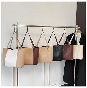 Sélection de grands sacs cabas en similicuir en plusieurs couleurs sur un support