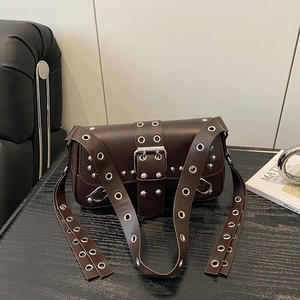 Sac bandoulière punk marron foncé avec rivets métalliques et boucle décorative