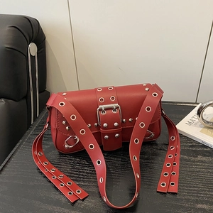 Sac à bandoulière rouge style punk Y2K avec œillets argentés et sangle bouclée