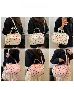 Molteplici viste di una borsa tote in velluto a coste con fragole indossata da modella