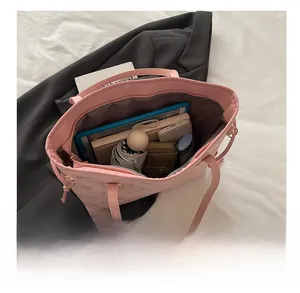 Vue du dessus du cabas rose montrant la capacité pour tablette, parapluie et portefeuille